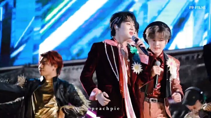 zeenunew: Haha haha, bài hát này lại được mang lên sân khấu rồi (chắc chắn là do Hải Tử yêu cầu thôi