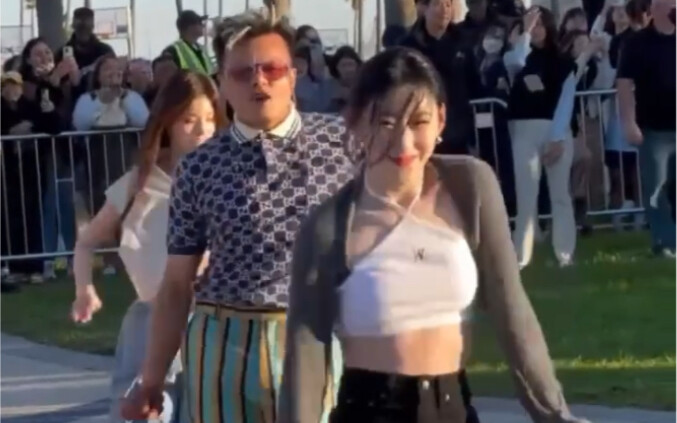 หลี่ ไฉหลิง หวง ลี่จื่อ และ ปาร์ค จินยอง สวมชุดยิมนาสติก (ไม่ได้เต้นรำบนชายหาดเวนิส)