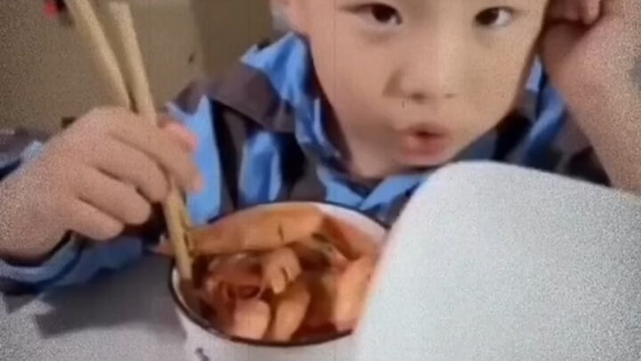 Đứa trẻ: Lúc đó em vui lắm, giờ thì hơi hối hận rồi