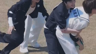 Zhang Zhenyuan แข็งแกร่งเกินไปและถูกควบคุมโดย Fan Chengcheng และ Bai Lu ในทางกลับกัน