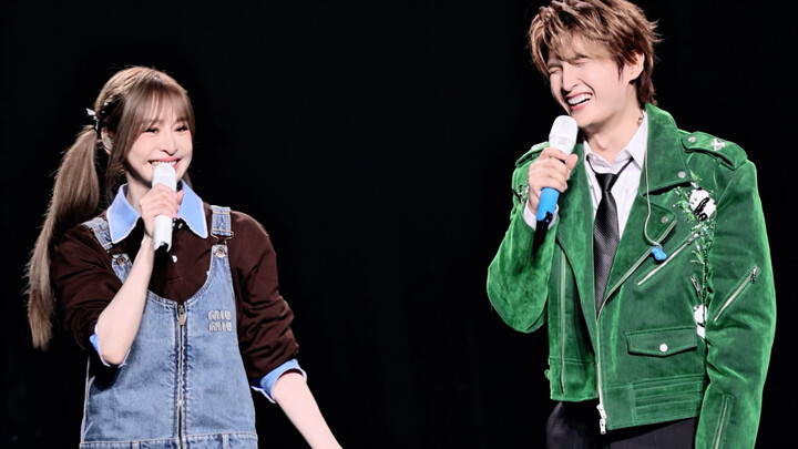 At the live show, Wang Xinling playfully teased Zhang Yuan nonstop—guess introverts really are extro
