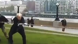 هاهاها، من هو العبقري الذي صنع هذا الفيديو لبوتن وهو يلعب لعبة شد الحبل؟