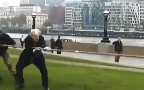هاهاها، من هو العبقري الذي صنع هذا الفيديو لبوتن وهو يلعب لعبة شد الحبل؟