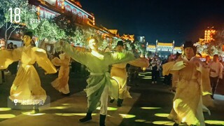 ถนนกู้เฟิงหยูเปิดแล้ว หนุ่มใส่ชุดซ่งแสดงเต้นรำ สร้างเสียงฮือฮาไปทั่ว