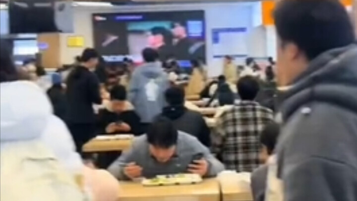 Mengapa meja kantin dipaku ke lantai