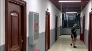 دق باب شخص غريب ثم اهرب بسرعة