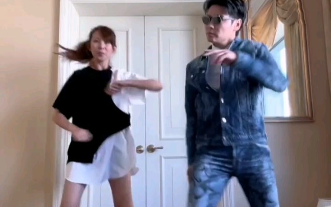 Zhang Jin dances, while Charmaine Sheh just goes through the motions—hahahaha