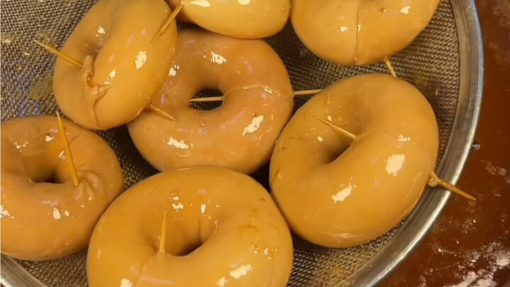 Charcoal-grilled ring-shaped sausage