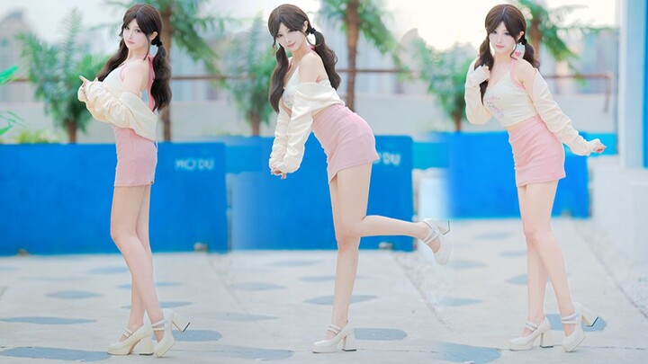 Look carefully, this woman is dancing here with her bare legs...