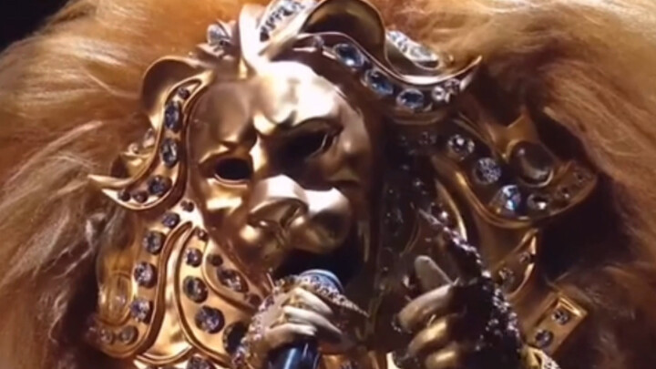 The Mysterious Golden Lion Sings a Heartbreaking Song on Russia’s “The Mask” Show