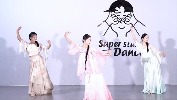 [Gai Gai] First saw her strolling beneath the creek bridge, gently plucking a peach blossom | "Xiang