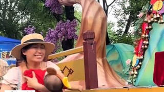 雪饼猴“替游客抱娃，一句“孩子觉真沉啊“也是让人哭笑不得