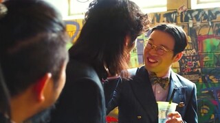 Wang Xun tersenyum dan terlihat seperti orang jahat