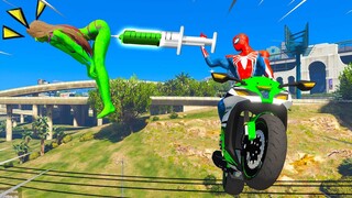 HOMEM ARANHA APLICOU UMA INJEÇÃO FAZENDO MANOBRAS DE MOTO NA SHE HULK no GTA 5