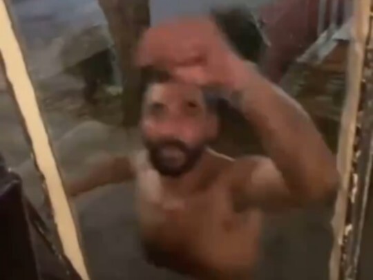 Satu pukulan mewarnai kaca merah