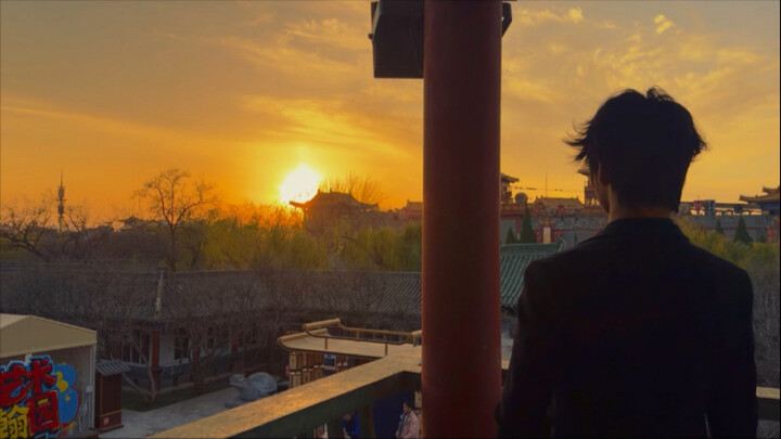 Núi xa gió nổi sương giăng, chẳng ai hay lối ta đã đi.