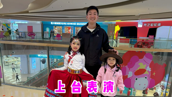 ลูกสาวขึ้นเวทีแสดงเต้นระบำมองโกล ไม่ตื่นเต้นหรือเขินอายเลย พี่สาวถูกน้องสาวชมว่าเก่งสุดๆ!