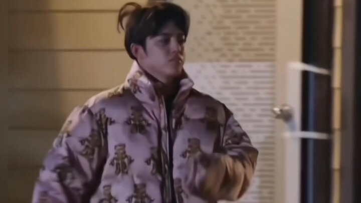 “รู้มั้ยว่าอะไรน่าขนลุกกว่านั้น?” “พี่ชายคนนี้ด้วยสิ ผ่านมาสิบปีแล้วแท้ๆ ยังไม่แก่เลย”