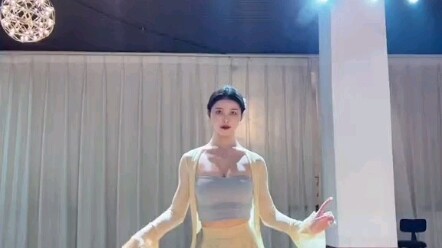 ความงามคืออะไร มือเรียว ดวงตาหวาน และเอวบาง