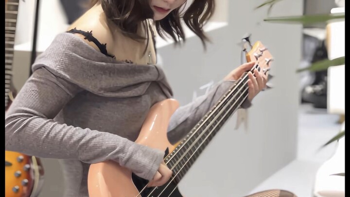 تبدو مثل عازفة الباس في الرسوم المتحركة.. صورتها في معرض الموسيقى!