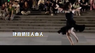 大学生来拯救内娱了！#大学生 #舞台 #跳舞 #操场上从来不缺舞者 #军训表演 #娱乐评论大赏