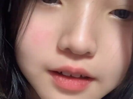 情侣摆拍账号把现实女生教傻了