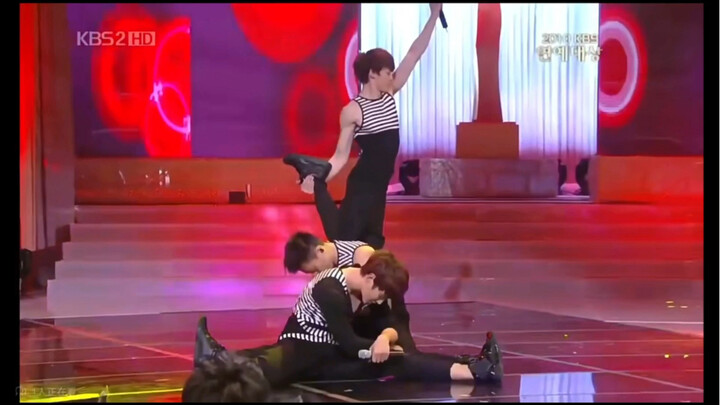 【JYP đã ép họ lên sân khấu như thế nào】Nikko: Tôi đã cố nhảy thật nam tính rồi; Lee Junho: Tôi là gi
