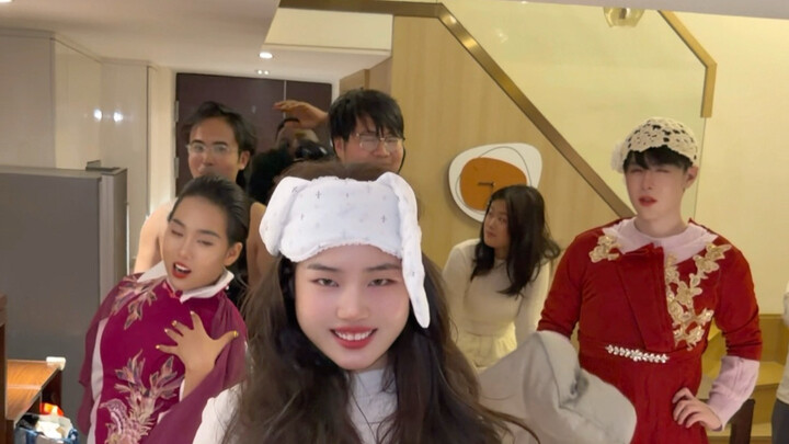 Cô gái nhỏ hiền lành, nhút nhát, mắc chứng sợ xã hội đi tụ tập chơi trò mò mẫm mù quáng