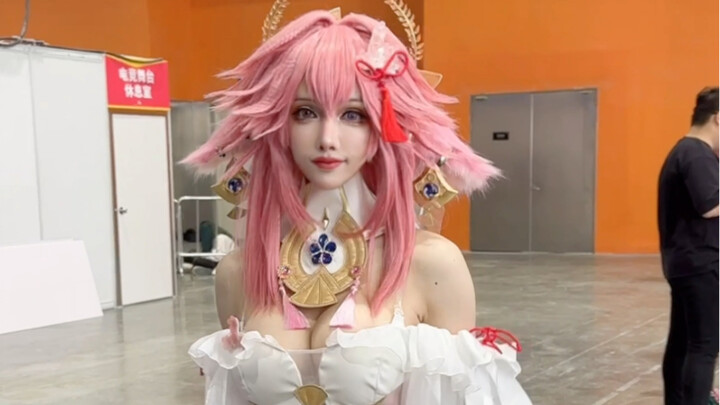 Mọi người ơi, khi bạn bị “ép buộc” tại hội chợ cosplay mà tôi thì chỉ có thể gửi cho bạn một… thật s