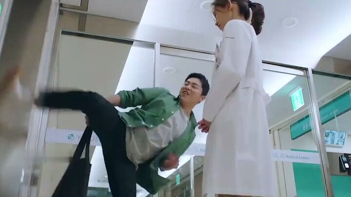 Có một cô bạn gái biết võ thì cảm giác thế nào, chỉ cần tặng một bất ngờ thôi cũng nguy hiểm đến tín