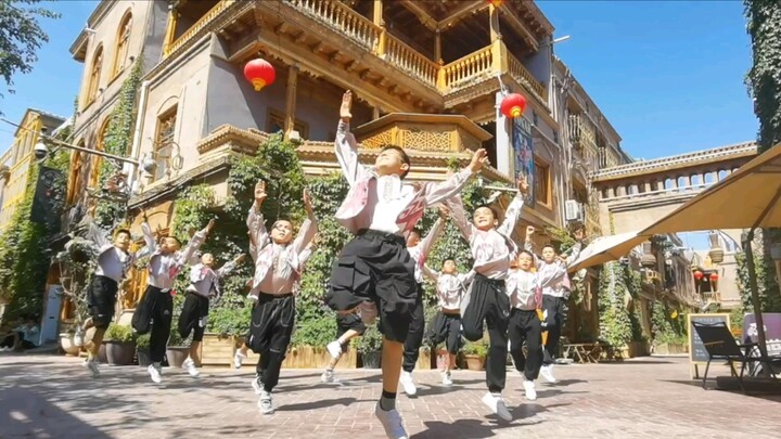 Kashgar children dancing