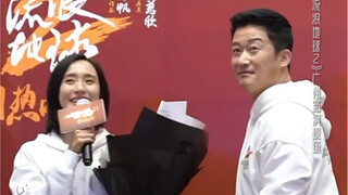 《流浪地球2》吴京现场还原送花名场面，最后的观众一看就是老粉丝了