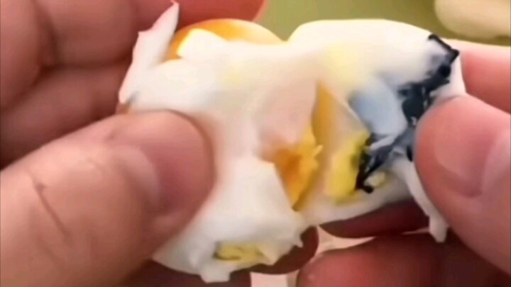 Telur Kejutan Kinder Surprise