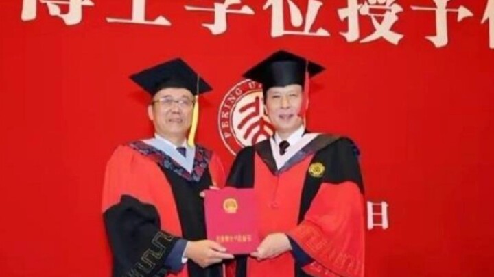 Doctor son uses a plastic bag to hold dad’s ashes, retorting: “Buying a 7,000-yuan urn is just showi