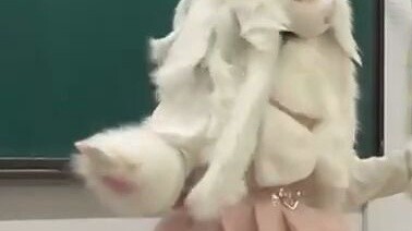 Beraninya seseorang memakai fursuit dan menari queencard di sekolah! Lompat-Cccat