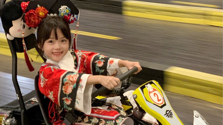 استيقظت فجأة! رأيت الأميرة تقود سيارة الكارتينغ!