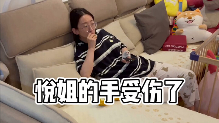 كلب يلعق، كلب يلعق، لا يملك شيئًا...