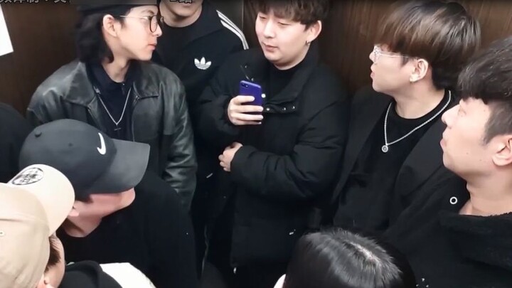 Sebuah lelucon Korea menunjukkan sekelompok pria menatap orang yang lewat untuk melihat reaksi lucu 