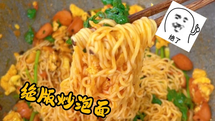 Coba lihat, masih ada yang masak mie instan pakai kompor tuh!