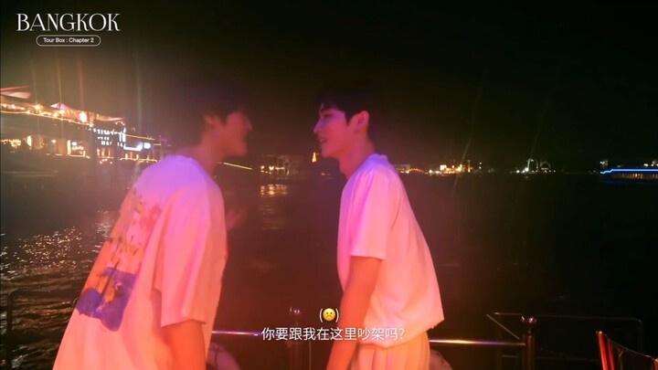 Adegan mereka kaya drama Korea banget nih: “Kamu mau berdebat sama aku di sini?”