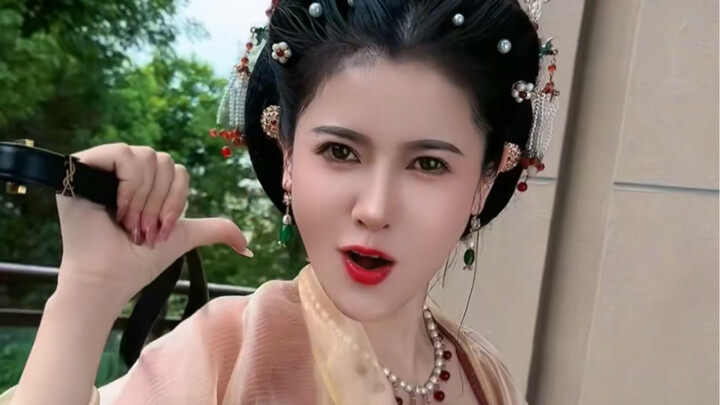 Tôi thức dậy và thấy Nữ hoàng của Vương quốc Phụ nữ đang nhảy DJ.