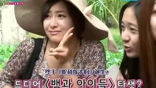 她合照时笑得好勉强