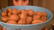 ASMR EATING & CRACKING WALNUTS