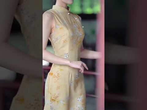 A sleeveless cheongsam that symbolizes elegance and sex appeal #cheongsam #dress #China #chinesecult