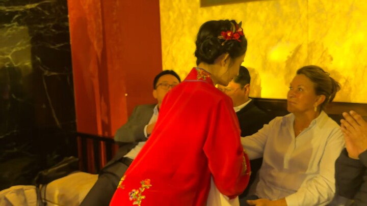 Wah wah wah, beberapa teman asing ini sengaja datang hanya untuk menemui Zhezhe! Kaget banget, benar