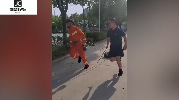 Anh lính cứu hỏa quá nghịch ngợm, tập luyện mệt quá nên định "bán" xe cứu hỏa để đi du lịch! Thanh t