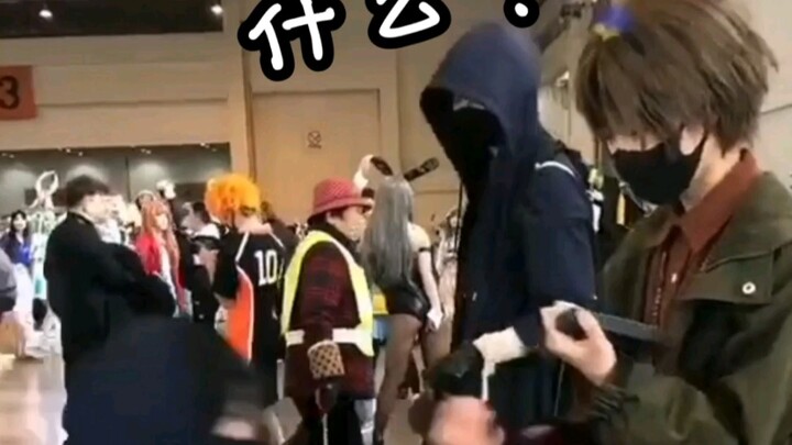 Zhang Qiling does a sliding-knee proposal; the Zhang Qiling behind him: ?Wait? Let me take another l
