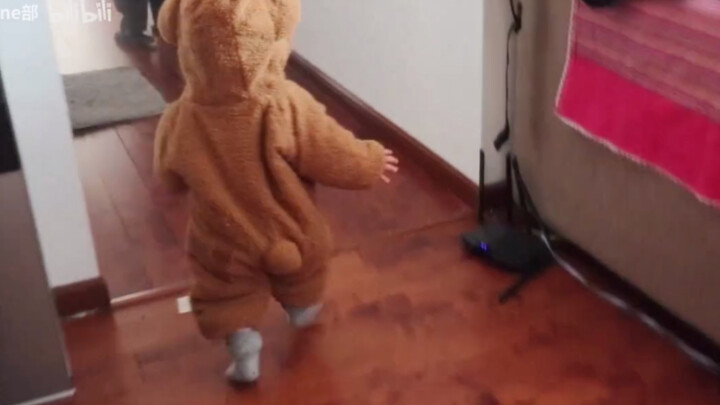 Anak beruang yang kabur panik dengan sempurna memeragakan apa itu “tergopoh-gopoh”!