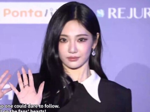 MAMA Red Carpet: The upside of having a V‑shaped face is that the moment you step into the frame, yo