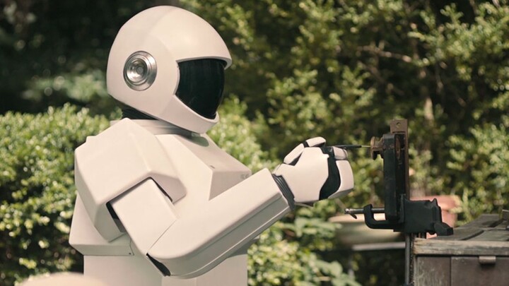 The healthy robot practices lock picking skills to help the jewel thief recover! Watch the sci-fi mo